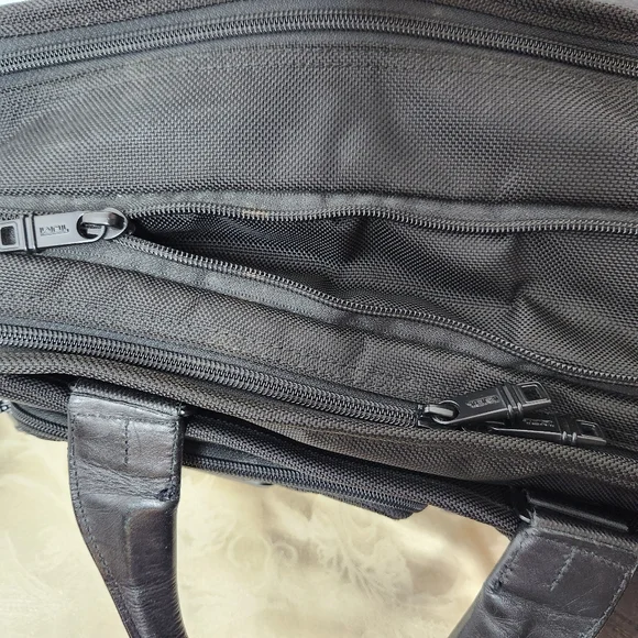 Tumi Expandable Briefcase Laptop Messenger Bag Black - Picture 12 of 16